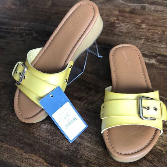 Universal Thread Women's Kora Flat Sandal - Yellow size 5 - Picture 1 of 7